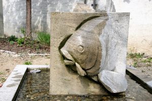 Foto Brunnen mit Karpfensteinbild in Uehlfeld