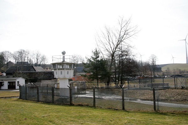 Elektrozaun mit Wachturm an der ehemaligen innerdeutschen Grenze in Mödlareuth