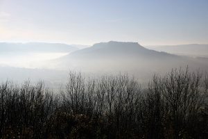 Das Walberla im Nebel