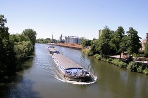 Foto Lastschiff auf dem Main Donau Kanal bei Zeil am Main