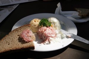 Foto Gerupfter, Ziebeleskäse und Bratwurstbrät auf Teller