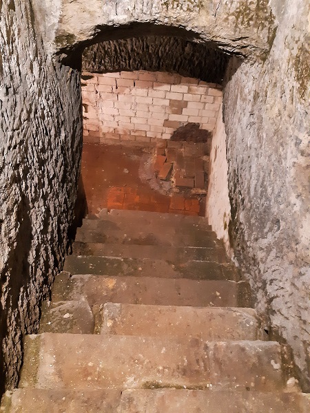 Foto Treppe zur Mikwe im jüdischen Museum Franken