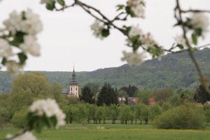 Foto Blick auf Pretzfeld in der Fränkischen Schweiz während der Kirschblüte