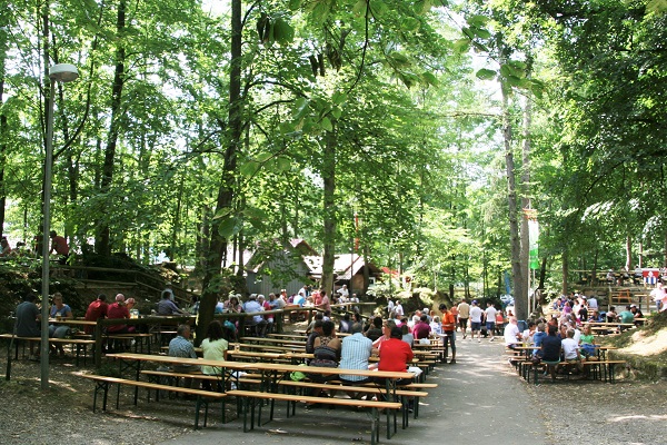 Foto Bierkeller im Wald bei Pretzfeld in der Fränkischen Schweiz