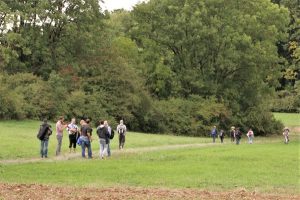 Foto Menschen laufen auf dem Fünf-Seidla-Steig und spielen Musik