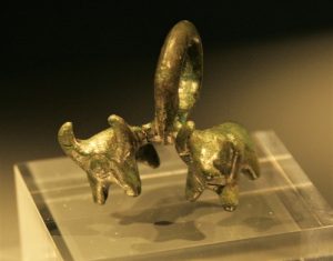 Amulett mit Stieren