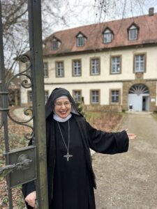 Äbtissin Sr. Mechthild Thürmer OSB vor ihrer Abtei Maria Frieden Kirchschletten