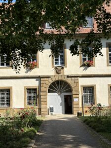 Geöffnetes Torportal der Abtei Maria Frieden Kirchschletten