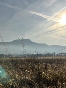 Blick über winterliche Felder zum Staffelberg, im Gottesgarten der Fränkischen Schweiz nahe der Abtei Maria Frieden Kirchschletten